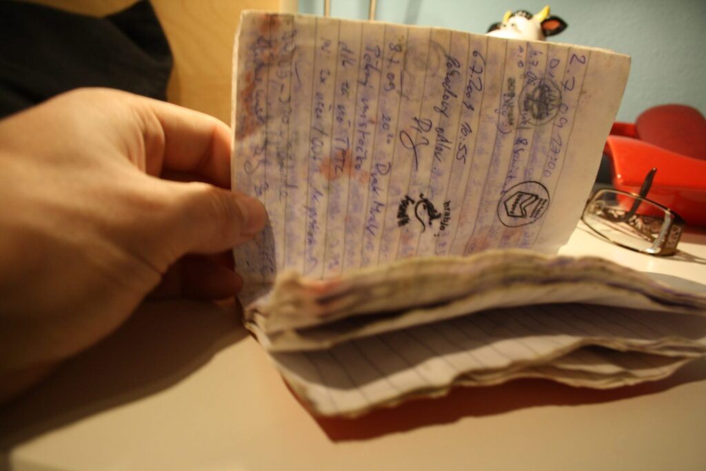Volles, abgegriffenes Geocache-Logbuch in der Hand