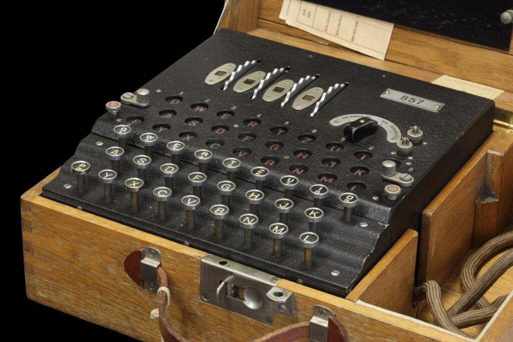 Historische Enigma-Chiffriermaschine mit Tastatur in einem Holzkasten