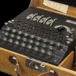 Historische Enigma-Chiffriermaschine mit Tastatur in einem Holzkasten