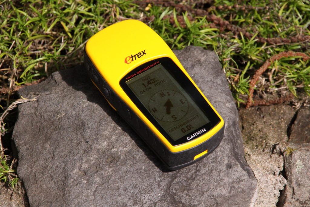 Garmin-eTrex-GPS-Gerät auf einem Stein im Gras
