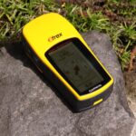 Garmin-eTrex-GPS-Gerät auf einem Stein im Gras