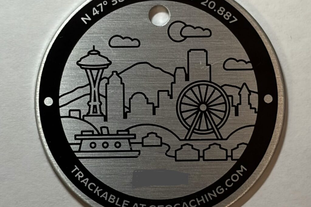 Rückseite einer Geocoin mit Stadtsilhouette