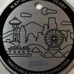 Rückseite einer Geocoin mit Stadtsilhouette