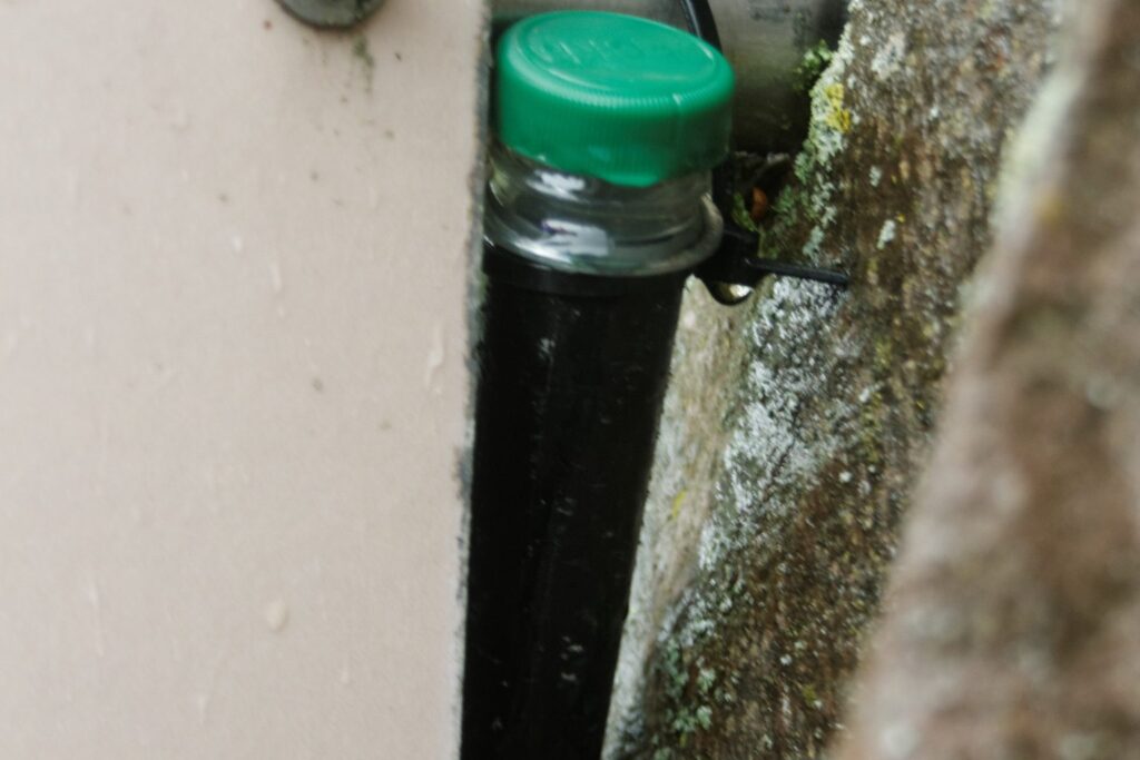 Geocache-Petling in einem Metallpfosten